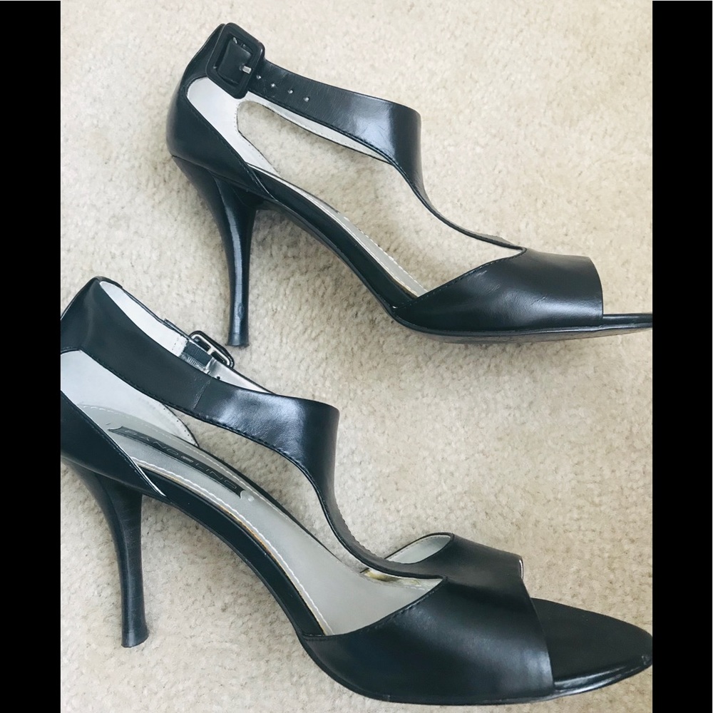 Bandolino T-Strap Heels - Picture 4 of 8
